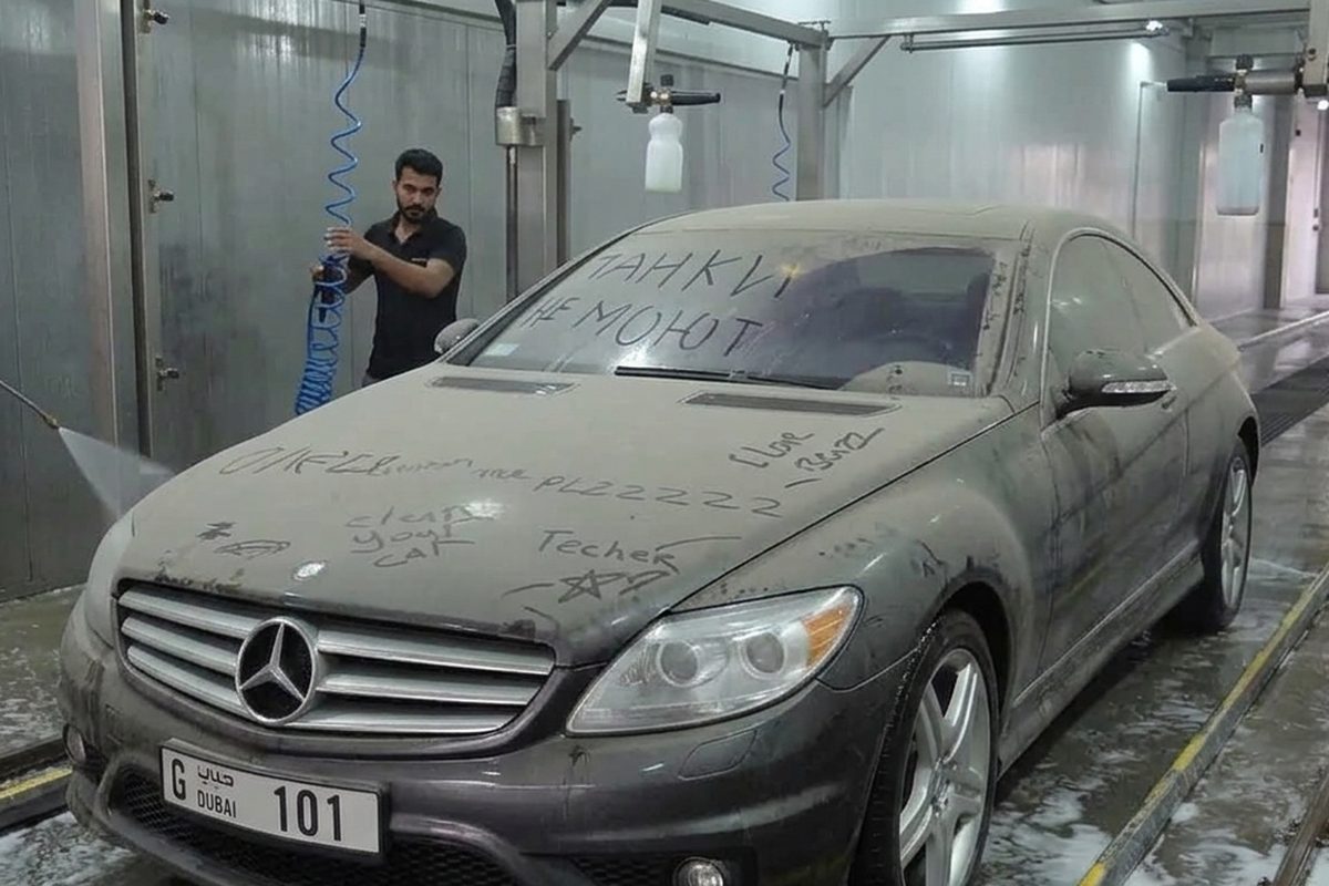 Coche cubierto de polvo antes del lavado