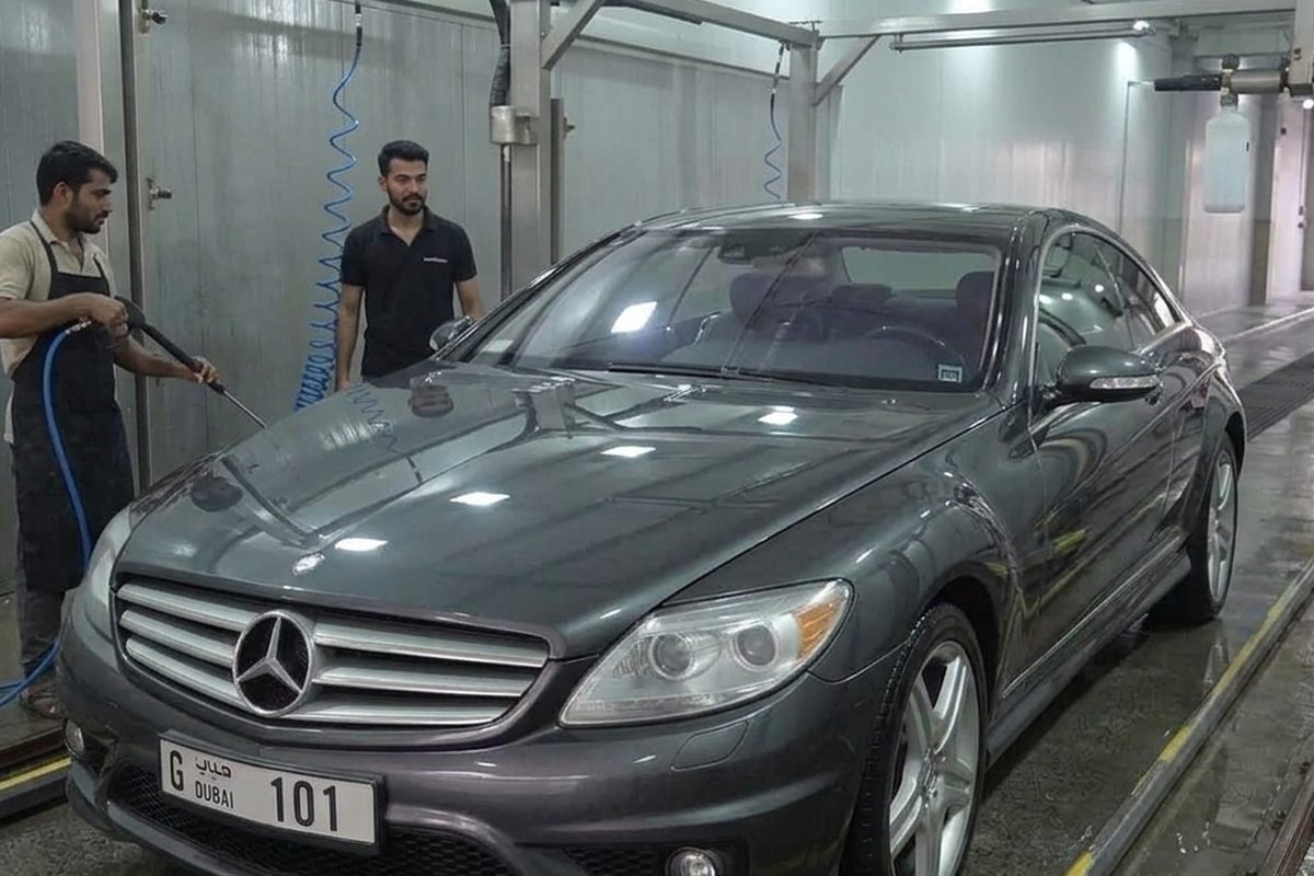El mismo coche limpio después del lavado a mano